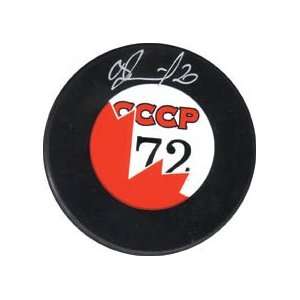  Vladislav Tretiak Autographed Hockey Puck: Sports 