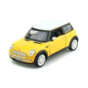  2001 Mini Cooper 1/24   Yellow Toys & Games